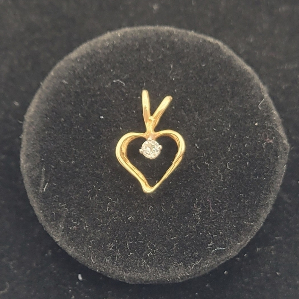 14k Gold Heart Shaped Pendant with Solitaire Diamond 0.63g​​​
